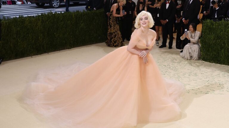 Oscar De La Renta Drops All Fur Sales In Deal To Dress Billie Eilish Oscar De La Renta Drops All Fur Sales In Deal To Dress Billie Eilish