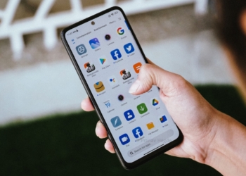 Klook on my smartphone and Ghiza on my plate!