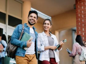 Lori Loughlin Is Out Here Signing Autographs Before Her Court Hearing for the College Admissions Scam 33