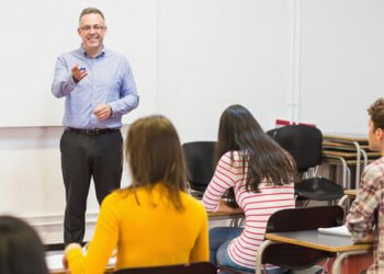 How an Australian volunteer located happiness coaching kids in Pakistan