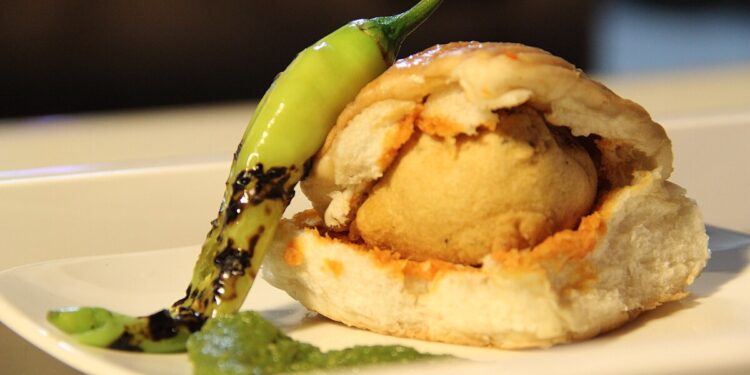 Indian Cooking Tips: How To Make Authentic Mumbai-Style Vada Pav 1 Indian Cooking Tips: How To Make Authentic Mumbai-Style Vada Pav