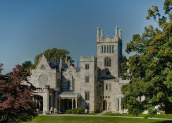 Historic mandate sparks jubilation at BJP headquarters