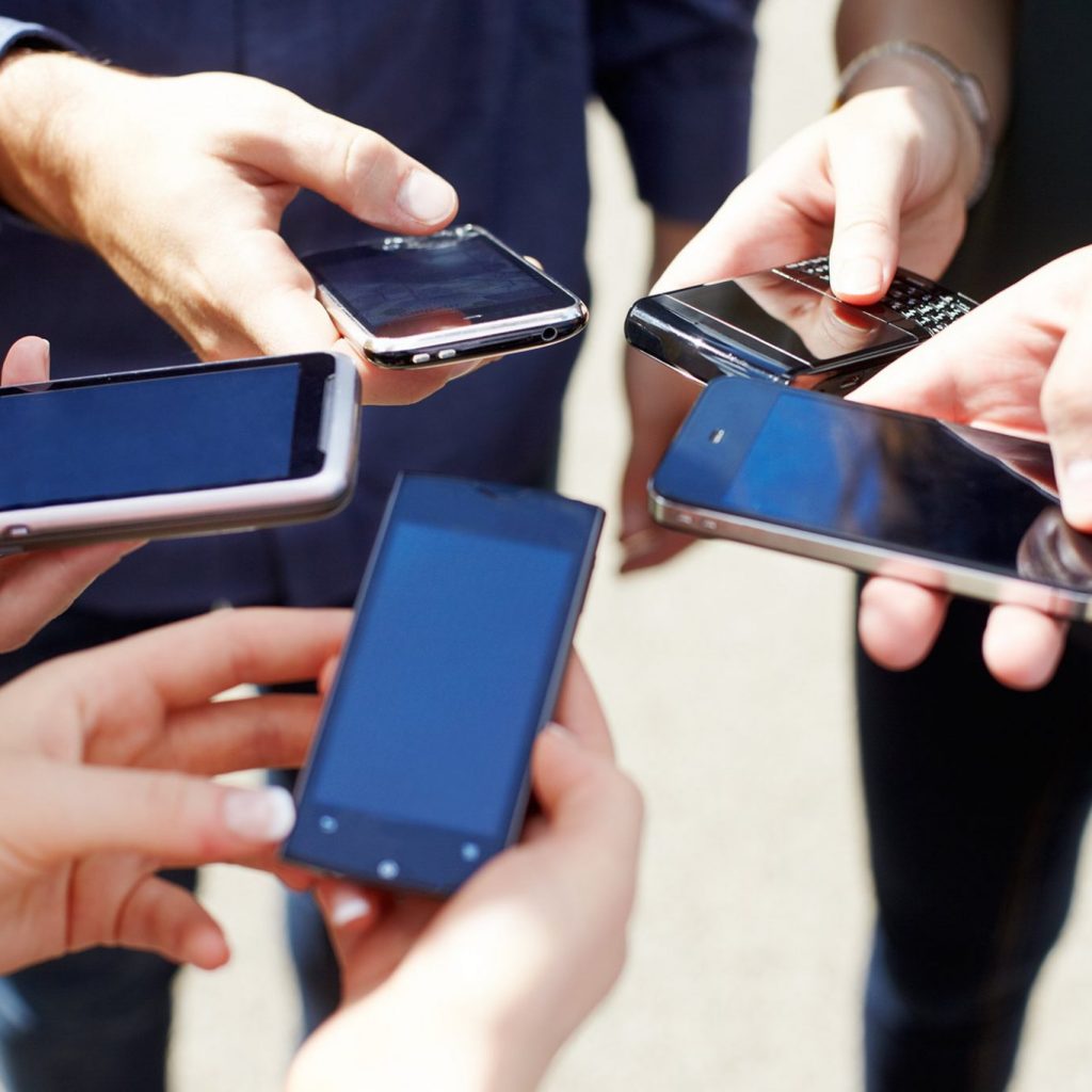 Excessive cellphone use may cause anxiety, experts warn