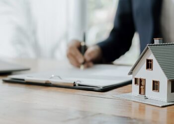 Can a Mortgage Advisor Help With Poor Credit?