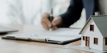 Can a Mortgage Advisor Help With Poor Credit?