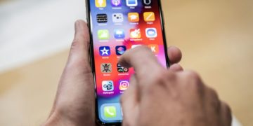 iPhone trends going ‘from bad to worse,’ as Apple struggles with slow demand