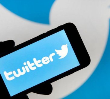 Twitter on Android automatically enters 'night mode' after dark 11