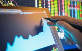 What tools do CFD traders in the UK employ for analysis? 3