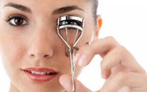 How to Curl Your Eyelashes with an Eye Lash Curler 2
