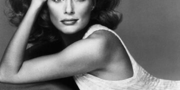 Lauren Hutton Steals the Show on the Valentino Runway 13