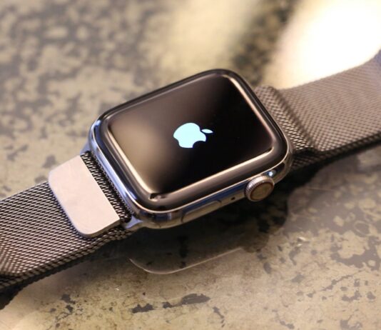 Trendy Watch Faces to Personalize Your Apple Watch Home 1