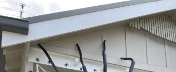 Creepy Crawly Decor: How to Incorporate Giant Spider Decoration into Your Halloween Theme 11