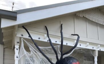 Creepy Crawly Decor: How to Incorporate Giant Spider Decoration into Your Halloween Theme 2