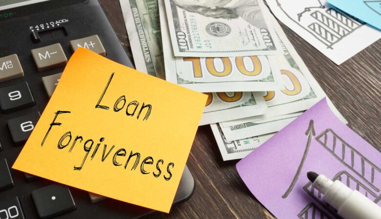 Government under pressure over student loan change 2