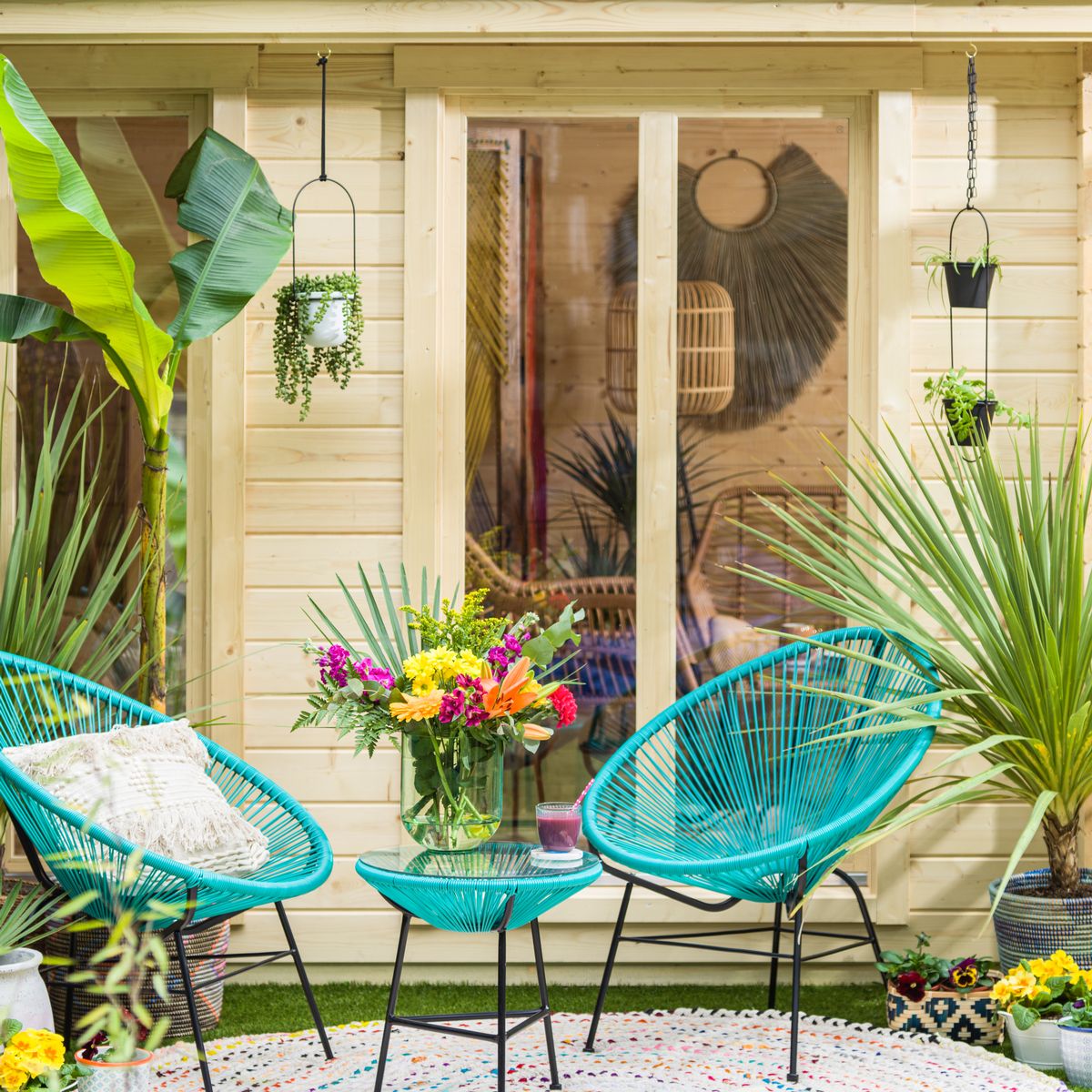 Buy the Double Egg Chair From Dobbies and Get Some Amaze Discounts