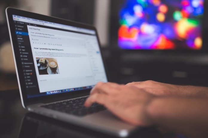20150824161251-wordpress-blogging-writing-typing-macbook-laptop-computer-technology-business-working