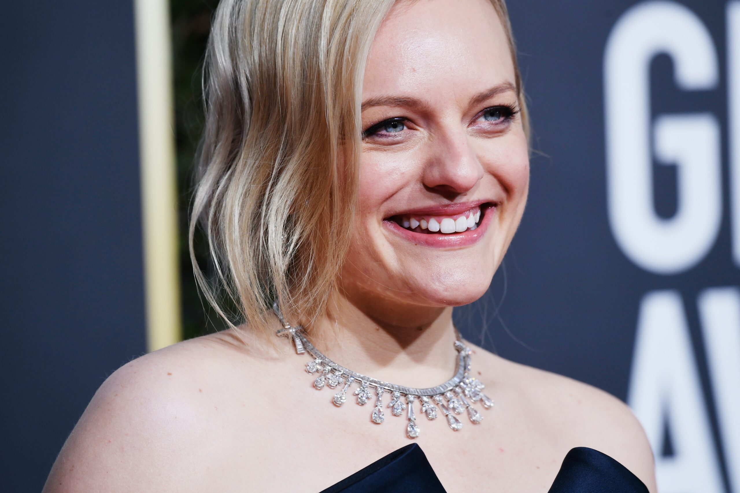 Elisabeth Moss' Grunge Makeup Tells A Cautionary Tale In Her Smell 10