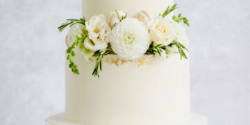 From Petals to Perfection: The Beauty of Sugar Flowers for Wedding Cakes 1