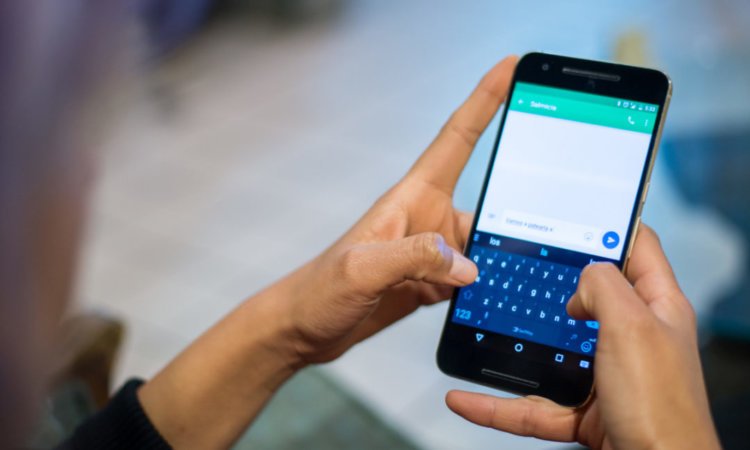 Texting on a cell smartphone makes you walk silly, look at reveals 6