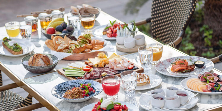 How to Have an Outdoors Breakfast With Your Friends