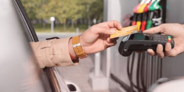Top 7 Benefits of Using Fuel Cards for Truckers on the Road