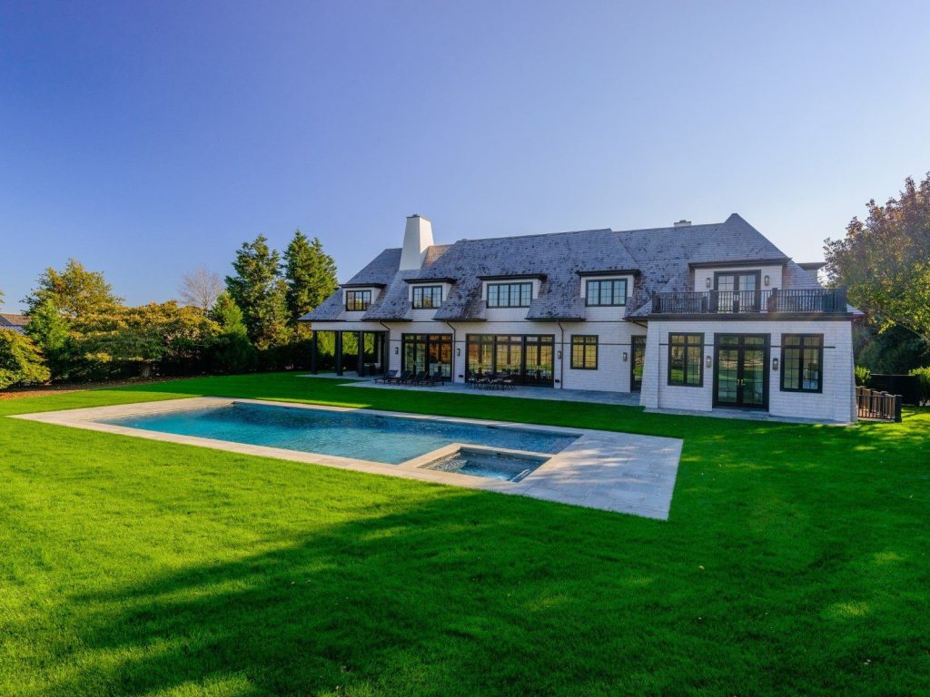 Realtors turn to social media to marketplace luxurious actual property