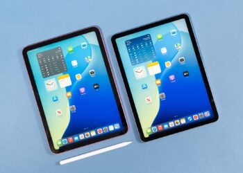 Comparing Motorola Xoom With Apple iPad 2 2