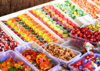 Kashmiri Pandits distribute candies to rejoice government’s