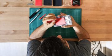 Handsets quarter sheds jobs to remain afloat